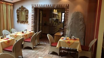 Tägliches Frühstücksbuffet (15 EUR pro Person)