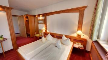 Hochwertige Bettwaren, Minibar, individuell dekoriert