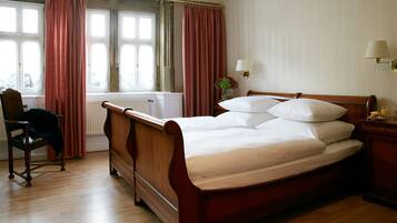 Minibar, Zimmersafe, individuell dekoriert, individuell eingerichtet