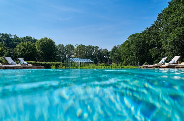 Piscine intérieure, piscine extérieure, parasols, chaises longues