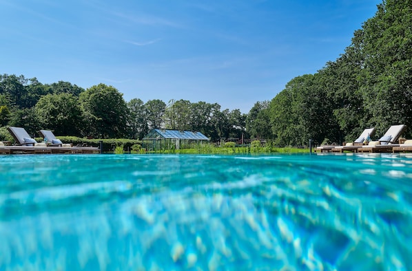 Indendørs pool, udendørs pool, parasoller, liggestole