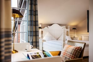 Comfort Junior Suite | Oleskelualue | 60–tuumainen taulutelevisio, jossa satelliittikanavat