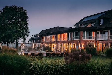 Sauna, hot tub, steam room, body treatments, hot stone massages