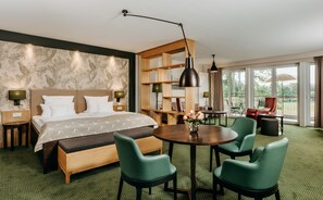 Suite – junior, utsikt mot innsjø | Sengetøy av topp kvalitet, minibarvarer (inkludert) og safe på rommet