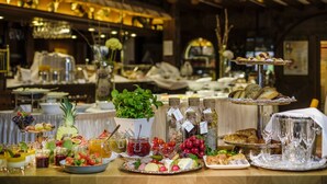 Un bufé con diversos alimentos y bebidas.