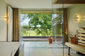 Suite de lujo | Baño | Tina y regadera independientes y amenidades de baño gratuitas