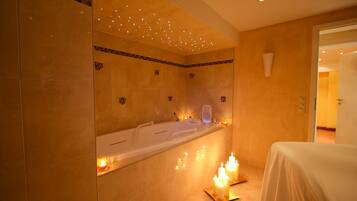 Sauna, Dampfbad, Körperbehandlungen, Aromatherapie, Warmsteinmassagen