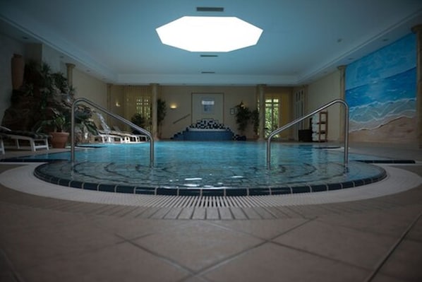 Indoor pool, sun loungers