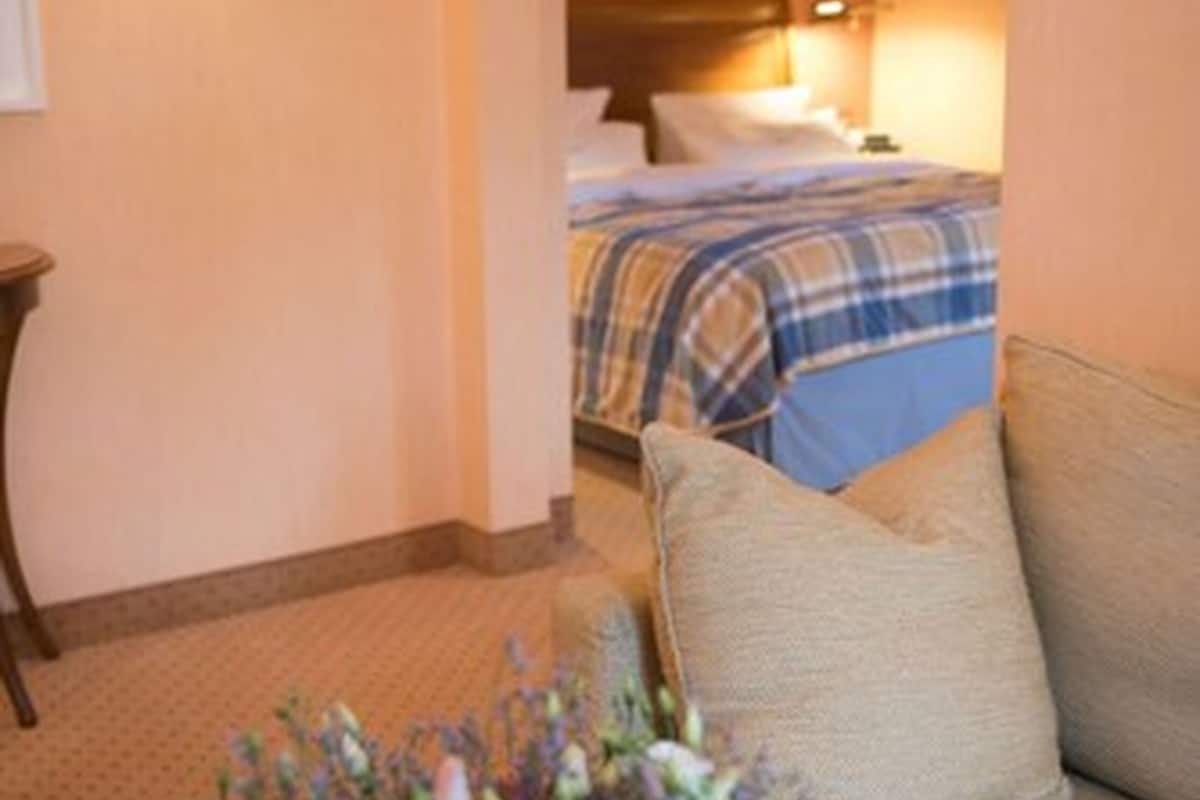 minibar, in-room safe, desk, free wifi