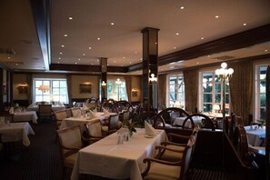Breakfast, lunch, dinner served; Regional cuisine  - Romantik Hotel Boesehof (Geestland)