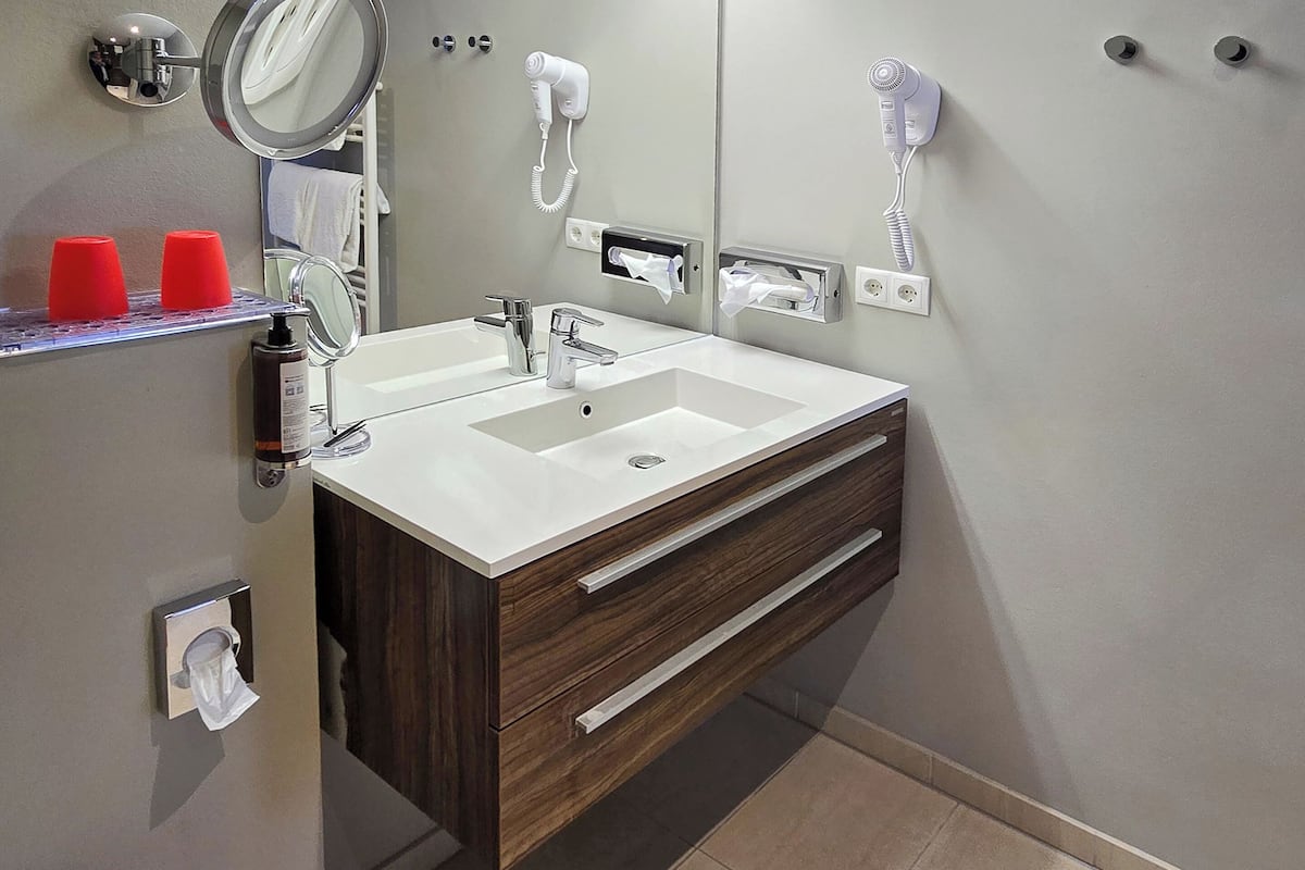 premium double room, 1 double bed | bathroom | free toiletries, hair dryer, towels