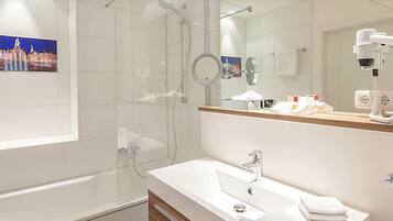 Comfort-Zimmer | Badezimmer | Kostenlose Toilettenartikel, Haartrockner, HandtĂŒcher