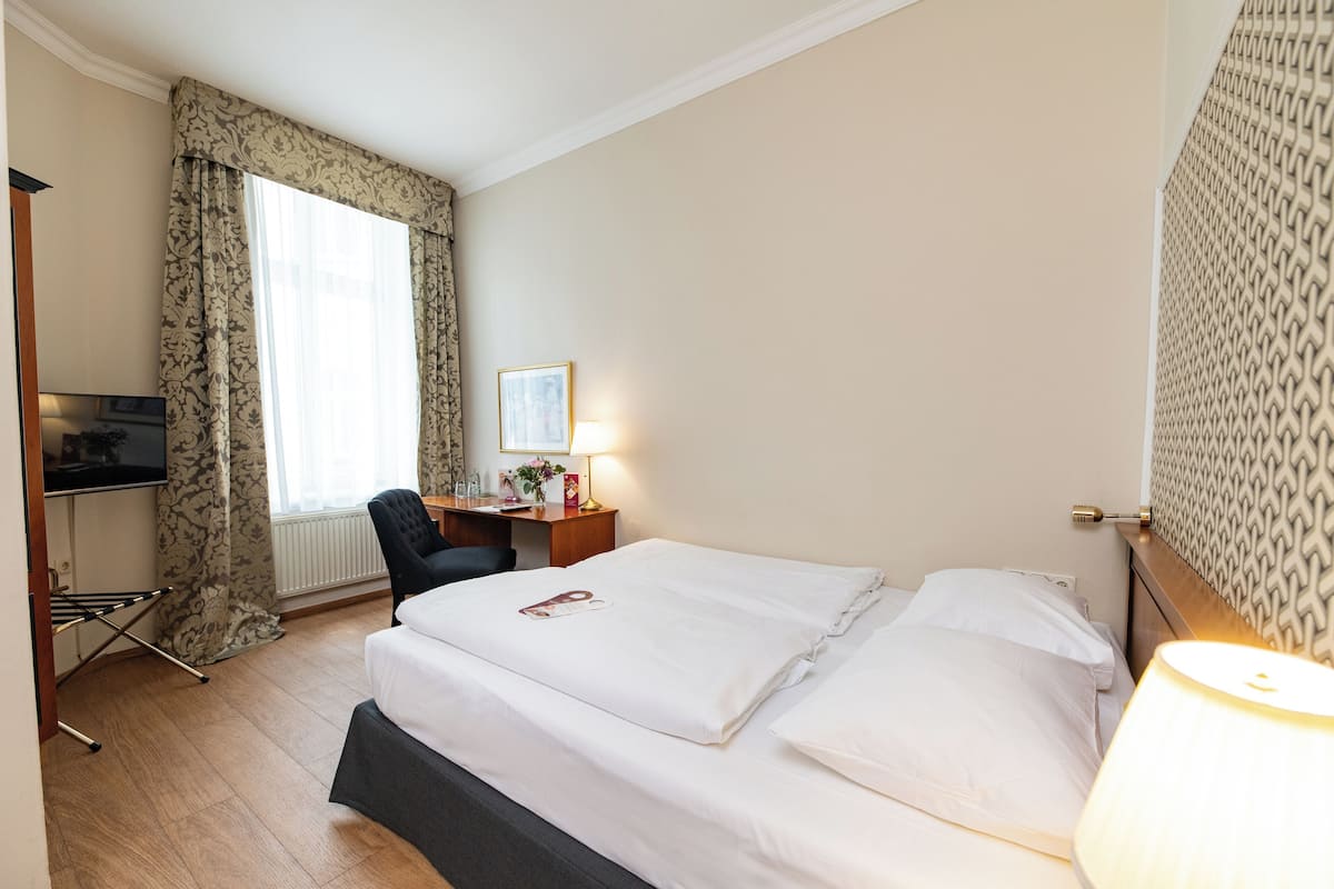 Hypo-allergenic bedding, in-room safe, desk, soundproofing