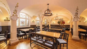 2 restaurants, dinner served, international cuisine