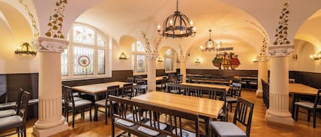 2 restaurants servant le dßner, spécialités Cuisine internationale