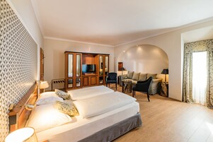 Ropa de cama hipoalergénica y caja de seguridad en la habitación 