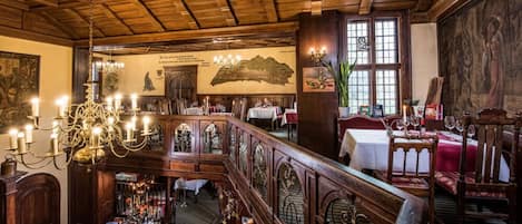 2 restaurants servant le dßner, spécialités Cuisine internationale