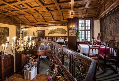 2 restaurantes, se sirve cena, cocina internacional