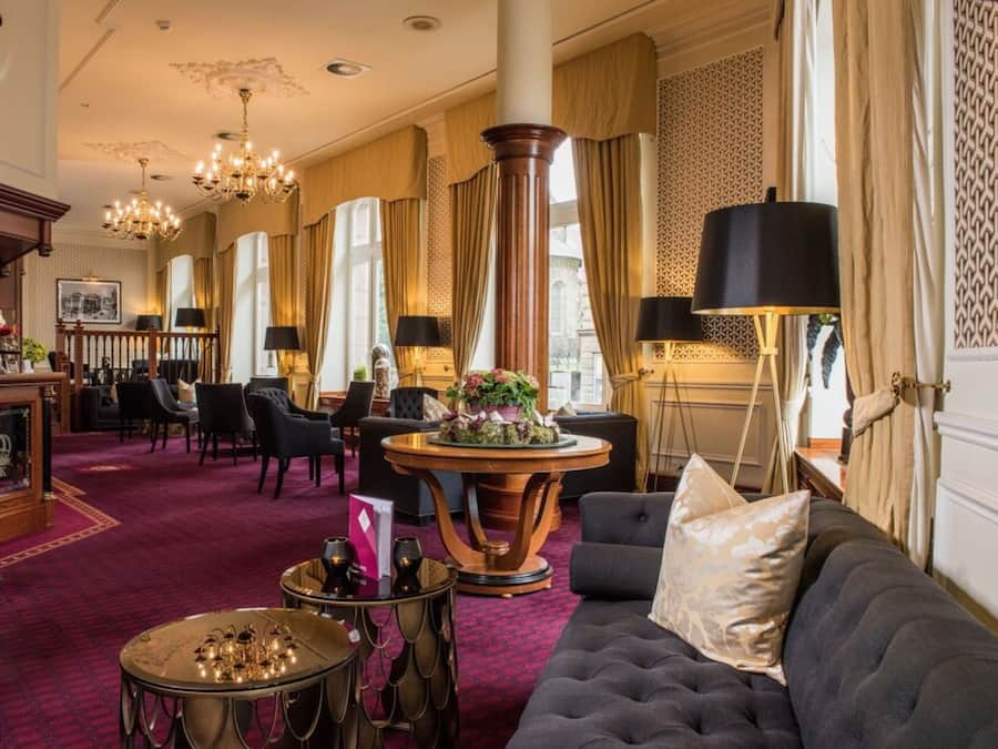 Lobby lounge