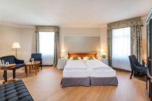 Hypo-allergenic bedding, in-room safe, desk, soundproofing