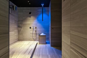 Couples treatment room(s), sauna, hot tub, steam room
