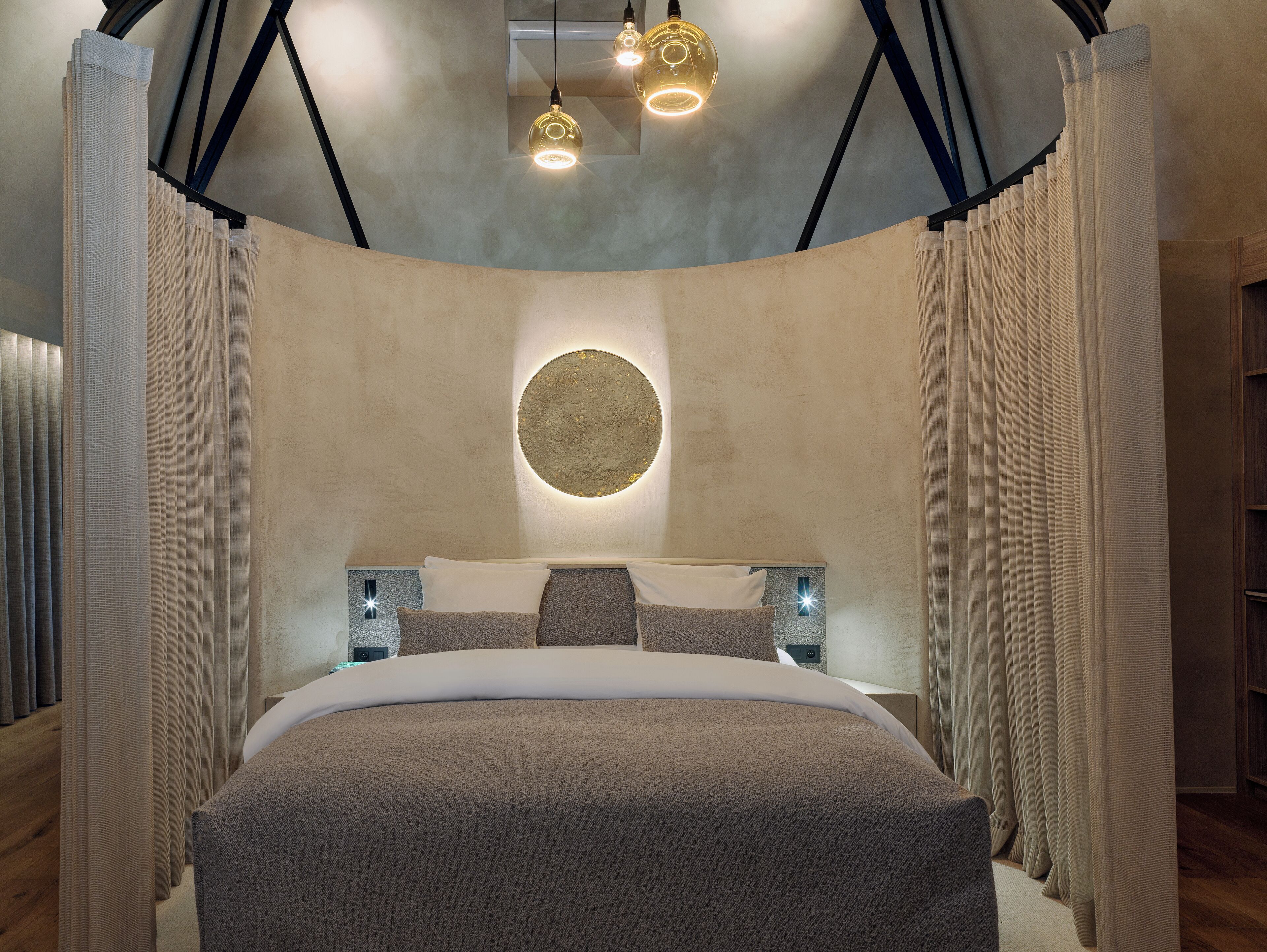 Een kluis op de kamer, een bureau, een strijkplank/strijkijzer