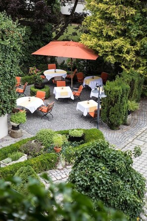 Outdoor dining - Simones Hotel Fürstenhof (Landshut)