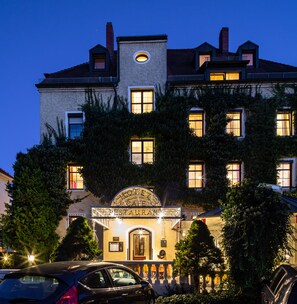 A hotel with a classic architectural style, featuring multiple windows and a prominent entrance with a sign. - Simones Hotel Fürstenhof (Landshut)