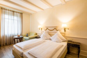 Standard Double Room | Premium bedding, minibar, in-room safe, individually decorated - Simones Hotel Fürstenhof (Landshut)