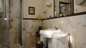 Buồng tắm vòi sen, máy sấy tóc