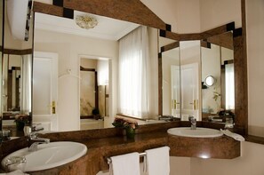 샤워 시설, 헤어드라이어