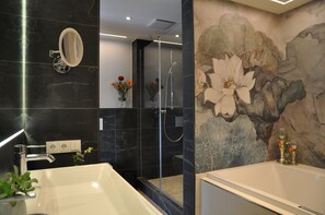 Suite Superior | Bagno | Doccia, set di cortesia gratuito, asciugacapelli, asciugamani