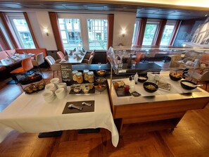Daily buffet breakfast (EUR 21.50 per person)