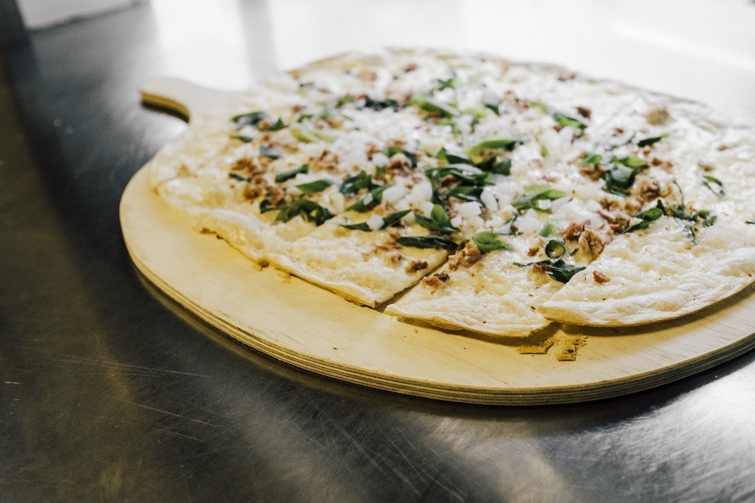 Una pizza sobre una tabla de madera.