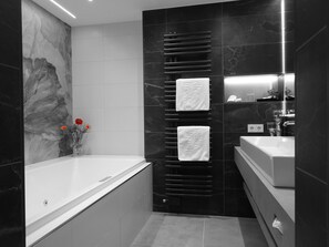 スーペリア スイート | バスルーム | シャワー、バスアメニティ (無料)、ヘアドライヤー、タオル