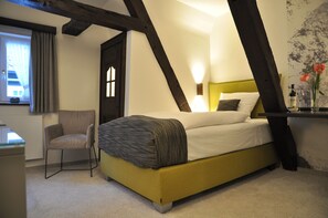 コンフォート シングルルーム | セーフティボックス (室内)、客室ごとに異なる装飾、客室ごとに異なるインテリア、デスク