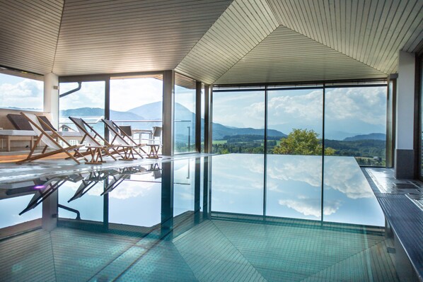 Piscine couverte, piscine extérieure, parasols de plage, chaises longues