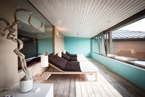 Parihoitohuone(ita), sauna, höyrysauna, vartalohoitoja