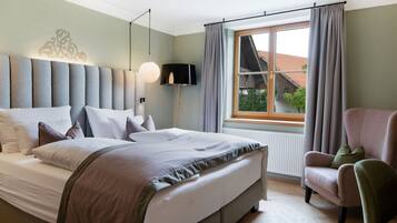 Comfort-Doppelzimmer (Tiefenbach) | Allergikerbettwaren, Zimmersafe, individuell dekoriert