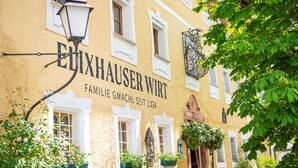 A building with the name 'Eulxhausert Wirt' and 'Familie GMachl Seit 1334' on its facade.