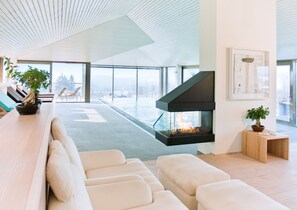 Indoor pool, outdoor pool, open 7 AM to 10 PM, pool umbrellas - Romantik Spa Hotel Elixhauser Wirt (Elixhausen)
