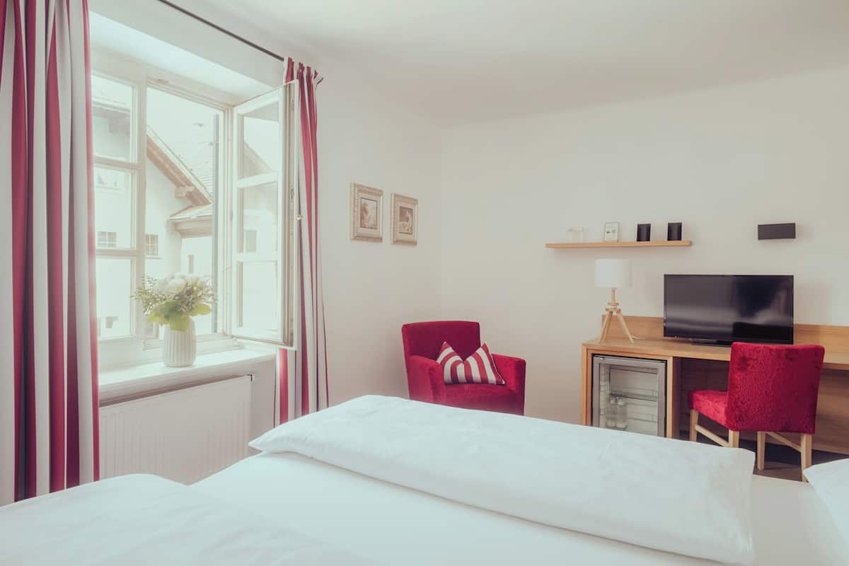 Lastminute Double Room | Hypo-allergenic bedding, in-room safe, individually decorated