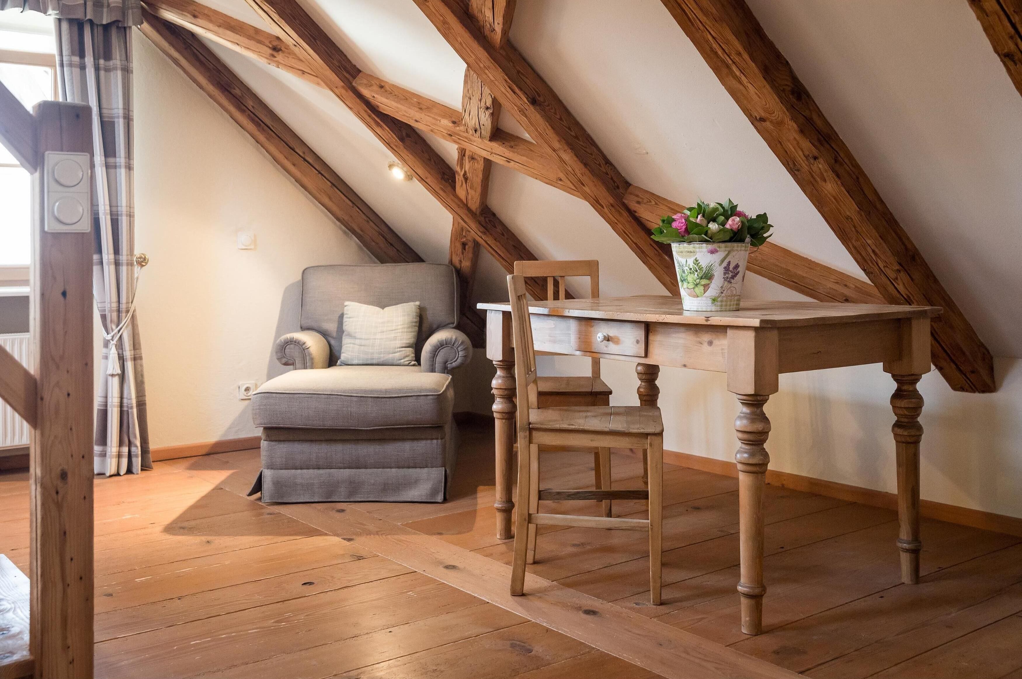 deluxe suite | living area | 40-inch flat-screen tv with cable channels, tv