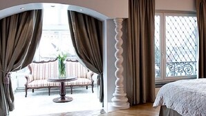 Minibar, desk, iron/ironing board (on request), free WiFi - Romantik Hotel Traube (Stuttgart)