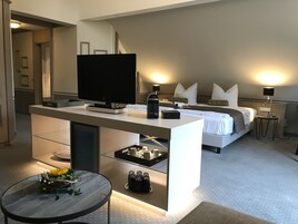 Deluxe Suite | Living area | Flat-screen TV
