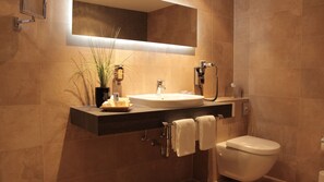 Habitación clásica doble | Baño | Secador de pelo, albornoces, zapatillas y toallas