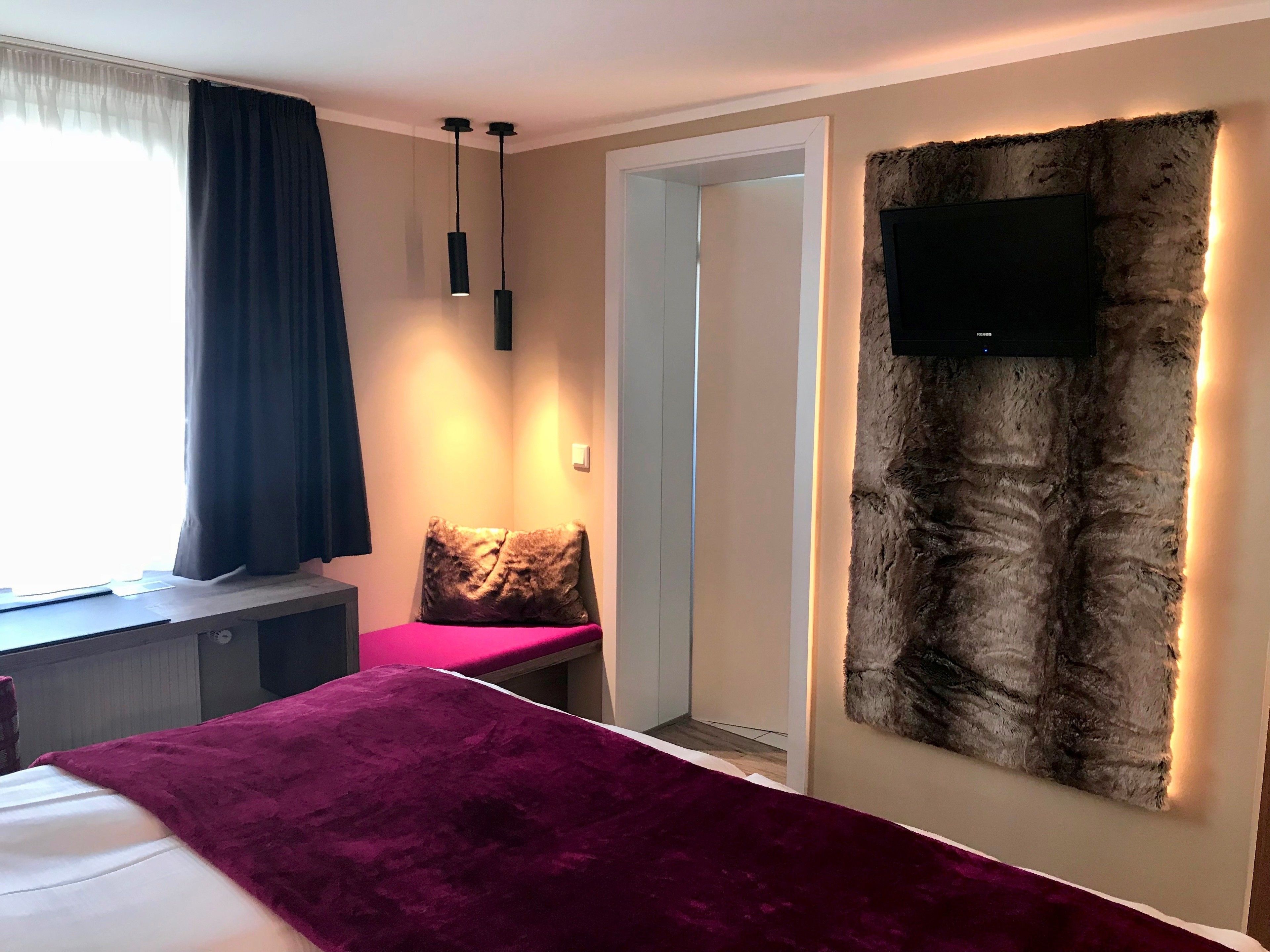 ห้องคอมฟอร์ทดับเบิล | เครื่องนอนป้องกันสารก่อภูมิแพ้, มินิบาร์, ตู้นิรภัยในห้องพัก