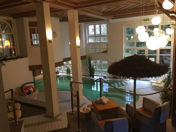 Piscine couverte, chaises longues