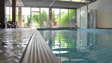 Indoor pool, sun loungers