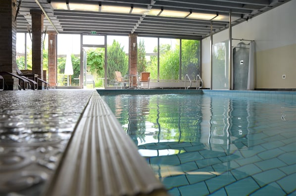 Indoor pool, pool loungers